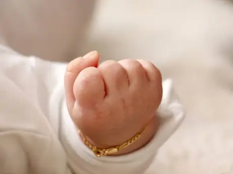 Kolczyki na chrzest dla dziewczynki — co wybrać?